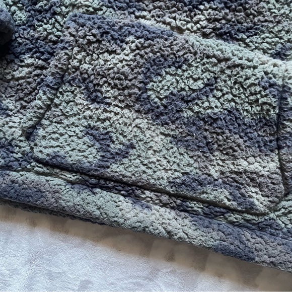 American Eagle Camo Sherpa Quarter Zip Sweatshirt Size Medium - Picture 2 of 12